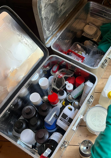 Case of resins and materials